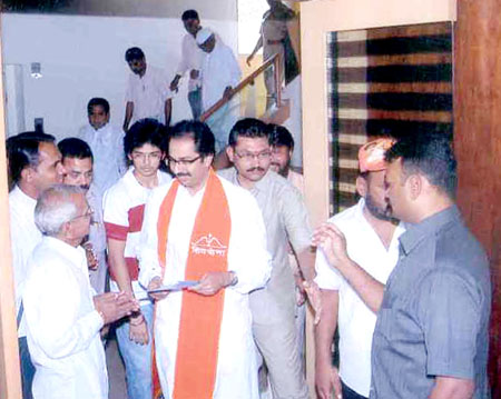 HJS member presenting Dharmasabha news file to Shri. Uddhav Thackeray